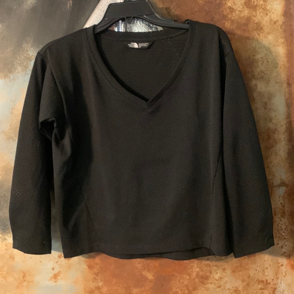 North face mesh v neck high rise top!